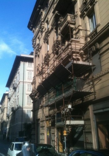 ponteggio in via Invrea
